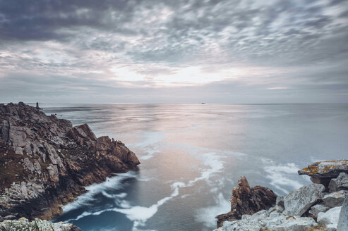 Frankreich, Bretagne, Pointe du Raz, Sonnenuntergang an der Küste - MJF001805