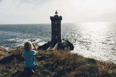 France, Brittany, Pointe de Kermorvan, Le Conquet, boy at lighthouse Phare de Kermorvan - MJF001815