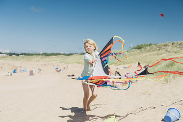 Frankreich, Bretagne, Cap Frehel, Cote d'Emeraude, Junge lässt Drachen am Strand steigen - MJF001818