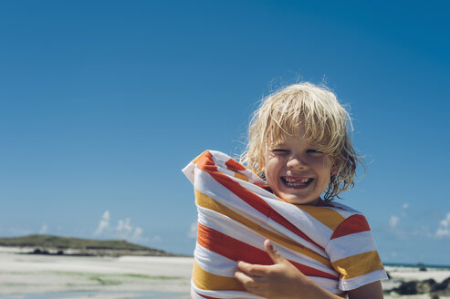 France, Brittany, happy boy on the beach - MJF001822
