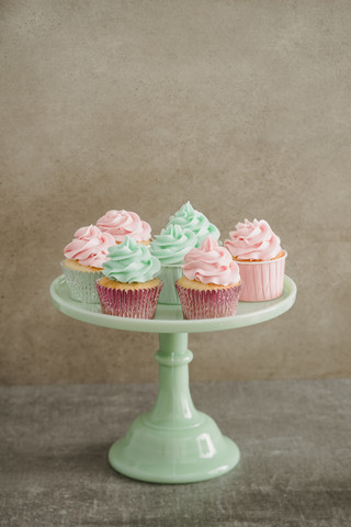 Tassenkuchen auf einem Tortenständer, lizenzfreies Stockfoto