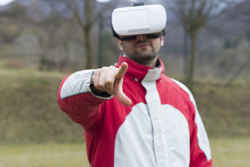 Mann spielt mit Virtual-Reality-Brille in der Natur - SKCF000073