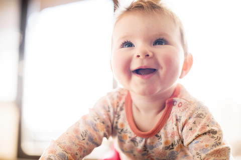 Porträt eines lächelnden kleinen Mädchens, das nach oben schaut, lizenzfreies Stockfoto