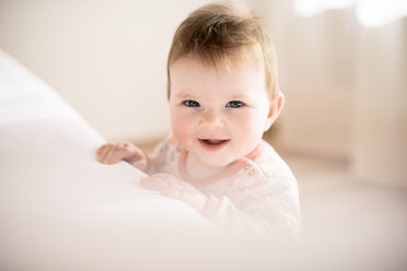 Porträt eines lächelnden kleinen Mädchens - BRF001262