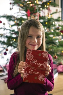 Porträt eines glücklichen Mädchens mit Weihnachtsgeschenk - SARF002595
