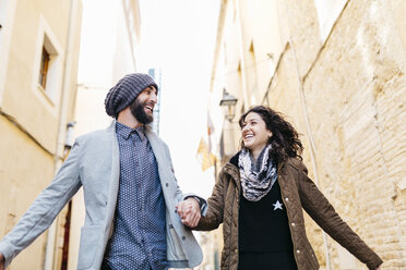 Spain, Tarragona, city break, young couple smiling - JRFF000460