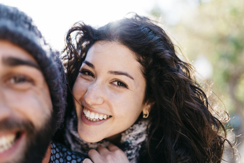 Junges Paar lächelnd, lizenzfreies Stockfoto