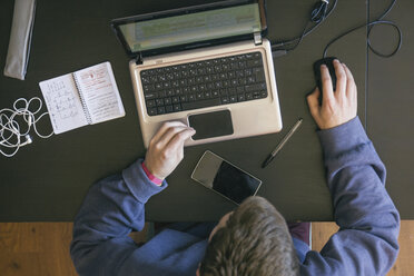 Geschäftsmann, der einen Laptop benutzt, Blick von oben - ABZF000224