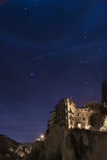 Spanien, Kastilien-La Mancha, Cuenca, Sternbild des Orion über den Casas Colgadas oder Hängenden Häusern - EPF000015