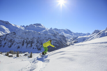 Ein Snowboarder, Snowboarding in den Alpen in Lech, Österreich - VTF000510