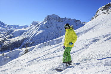 Ein Snowboarder, Snowboarding in den Alpen in Lech, Österreich - VTF000511