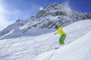 Ein Snowboarder, Snowboarding in den Alpen in Lech, Österreich - VTF000512