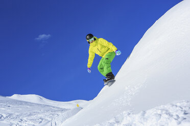 Ein Snowboarder, Snowboarding in den Alpen in Lech, Österreich - VTF000513