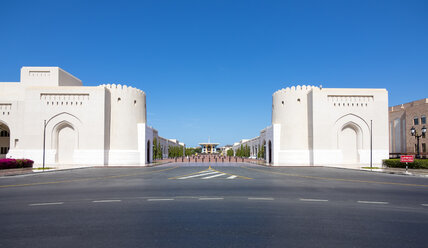 Oman, Muscat, Museum für Naturgeschichte und Al Alam Palace im Hintergrund - AMF004803