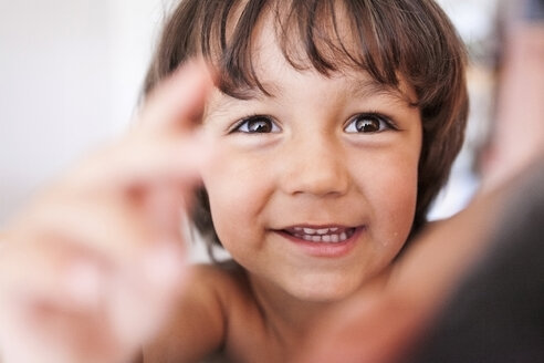 Porträt eines lächelnden kleinen Jungen mit braunen Augen - VABF000232