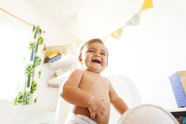 Porträt eines lachenden kleinen Jungen zu Hause - VABF000236