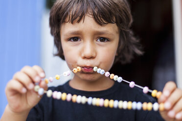 Porträt eines kleinen Jungen mit einer Halskette aus Hunderten und Tausenden - VABF000244