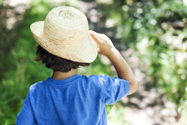 Back view of little boy wearing straw hat in summer - VABF000245