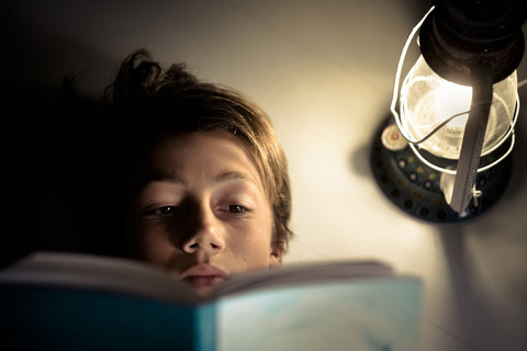 Junge liest ein Buch, lizenzfreies Stockfoto
