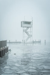 Deutschland, Berlin-Köpenick, Blick auf den zugefrorenen Müggelsee mit Sprungturm im Nebel - ASCF000516