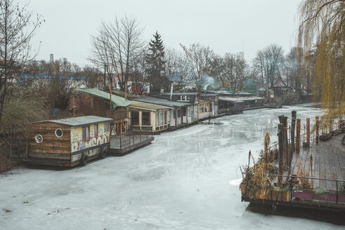 Deutschland, Berlin-Kreuzberg, Blick auf den zugefrorenen Flutgraben - ASCF000517