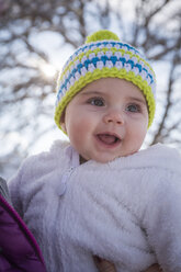 Porträt eines glücklichen kleinen Mädchens mit Pudelmütze - DSF000622