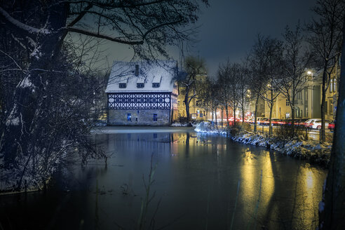 Deutschland, Coburg, Schloss Rosenau und Rittersteich bei Nacht - VT000514