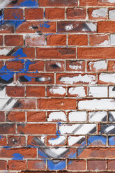 Alte Backsteinmauer mit Resten von Graffiti - GWF004636