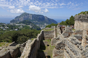 Italien, Kampanien, Golf von Neapel, Capri, Ruine der römischen Villa Jovis - LBF001396