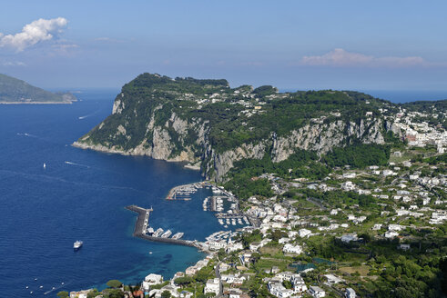 Italien, Kampanien, Golf von Neapel, Capri, Blick von Anacapri auf Marina Grande und Capri, Via Axel Munthe - LBF001397