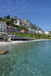Italien, Kampanien, Golf von Neapel, Capri, Marina Grande, kleiner Strand Bagni Odine - LBF001398