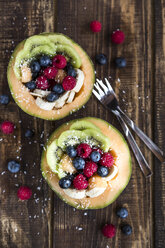 Zwei Melonenhälften gefüllt mit Obstsalat - SARF002598