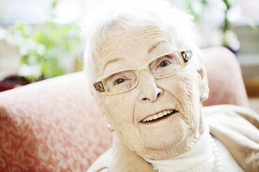 Porträt einer älteren Frau mit Alzheimer-Krankheit - JATF000844