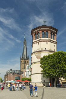 Deutschland, Dusseldorf, Burgplatz mit Schlossturm - TAMF000375