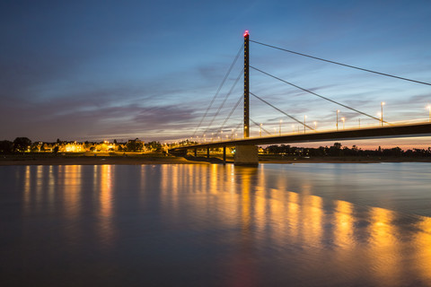 Deutschland, Düsseldorf, Rheinkniebrücke am Abend, lizenzfreies Stockfoto