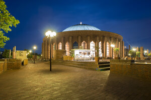 Deutschland, Düsseldorf, Konzertsaal bei Nacht - TAM000379