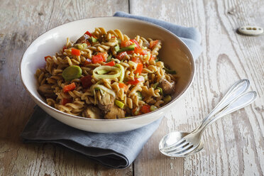 Whole meal pasta salad with champignons and bell pepper - EVGF002824