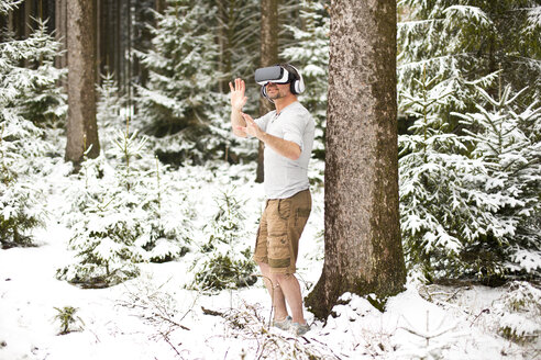 Mann mit Virtual-Reality-Brille in Winterlandschaft - MAEF011364