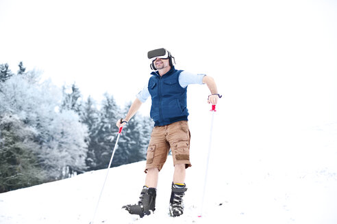 Mann mit Virtual-Reality-Brille in Winterlandschaft - MAEF011367