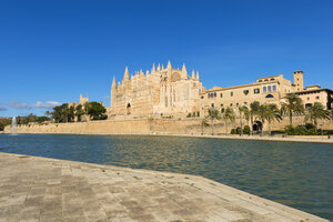 Spanien, Palma de Mallorca, Blick auf die Kathedrale La Seu - VIF000457