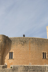 Spanien, Palma de Mallorca, Mann steht auf der Mauer des Castell de Bellver und benutzt einen Feldstecher - VIF000467