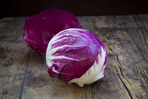 Radicchio Rosso di Chioggia auf dunklem Holz - LVF004579