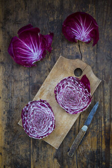 Radicchio Rosso di Chioggia in Scheiben geschnitten auf Holzbrett - LVF004580