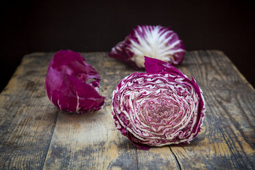 Radicchio Rosso di Chioggia in Scheiben geschnitten auf Holz - LVF004581