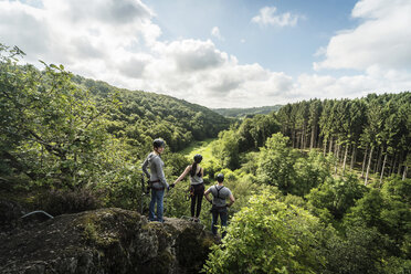 Deutschland, Westerwald, Hölderstein, drei Freunde auf Klettersteig mit Blick auf die Aussicht - PAF001554