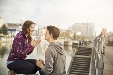 Austria, Vienna, young couple at the Danube - SUF000079