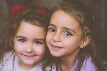 Porträt von zwei lächelnden kleinen Mädchen - ERLF000146
