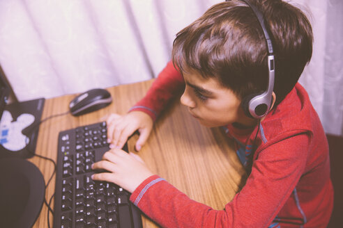 Boy sitting at desk using computer - ERLF000147
