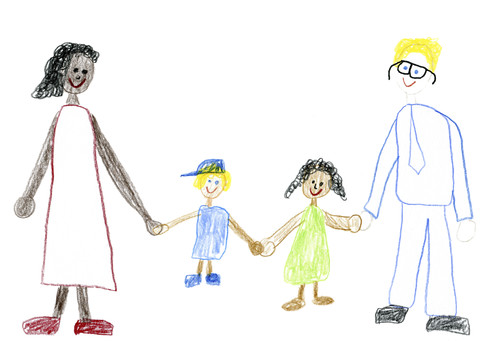 Kinderzeichnung einer glücklichen gemischtrassigen Familie, lizenzfreies Stockfoto