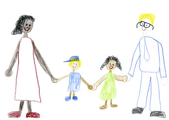 Kinderzeichnung einer glücklichen gemischtrassigen Familie - CMF000353